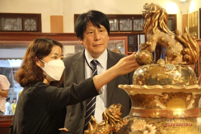 Ông Yakabe Yoshinori, Tổng Lãnh sự Nhật Bản tại Đà Nẵng nghe giới thiệu về cổ vật nước nhà tại Việt Nam Ông Yakabe Yoshinori, Tổng Lãnh sự Nhật Bản tại Đà Nẵng nghe giới thiệu về cổ vật nước nhà tại Việt Nam