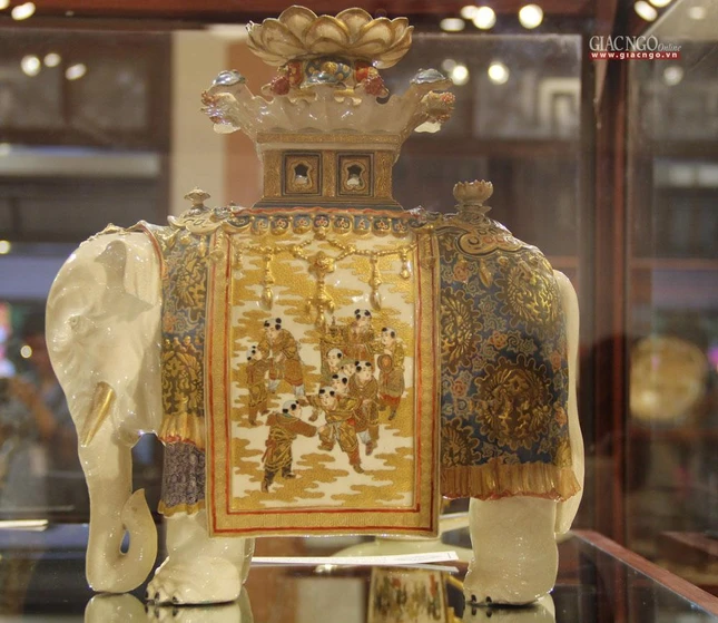 Họa tiết Voi với đài sen thắp đuốc tuệ rước Xá-lợi Họa tiết Voi với đài sen thắp đuốc tuệ rước Xá-lợi