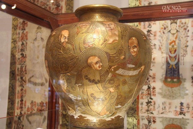 Họa tiết Thập bát La-hán trên bình hoa