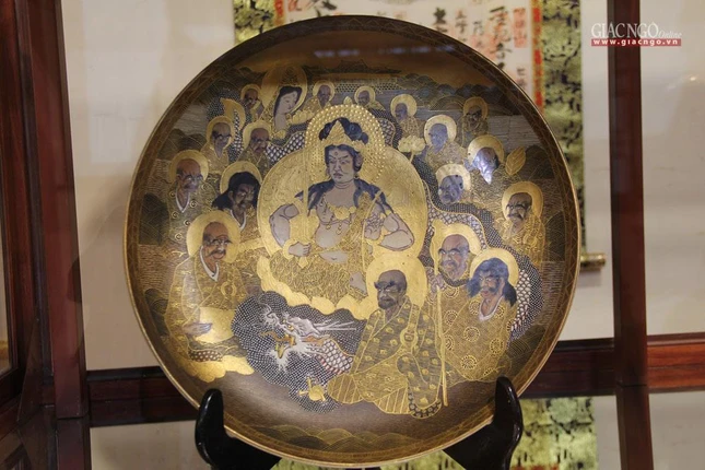 Họa tiết Bồ-tát Văn Thù với hoa sen trên đĩa lớn Họa tiết Bồ-tát Văn Thù với hoa sen trên đĩa lớn