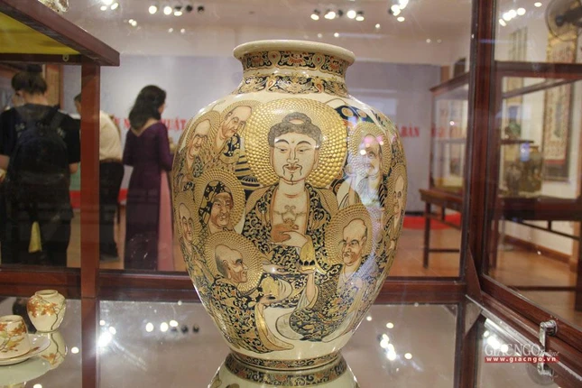 Đức Phật Thích ca và các đại đệ tử trên bình hoa Đức Phật Thích ca và các đại đệ tử trên bình hoa