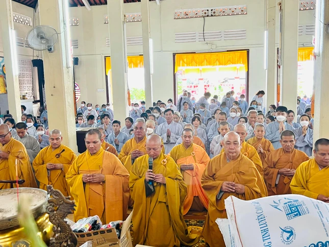 Chư tôn đức niêm hương đảnh lễ Tam bảo