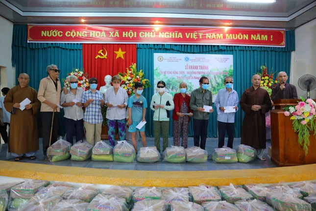 Tặng quà đến Hội người khiếm thị tại địa phương Tặng quà đến Hội người khiếm thị tại địa phương