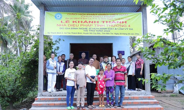 Trao tặng nhà tình thương do vợ chồng nghệ sĩ Hứa Minh Đạt - Lâm Vỹ Dạ tài trợ Trao tặng nhà tình thương do vợ chồng nghệ sĩ Hứa Minh Đạt - Lâm Vỹ Dạ tài trợ