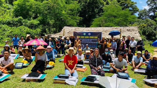Buổi trao tặng đèn năng lượng chiếu sáng liên tục từ 28 giờ đến 30 giờ tại bản Pượn xã Trung Sơn, huyện Quan Hóa, tỉnh Thanh Hóa Buổi trao tặng đèn năng lượng chiếu sáng liên tục từ 28 giờ đến 30 giờ tại bản Pượn xã Trung Sơn, huyện Quan Hóa, tỉnh Thanh Hóa
