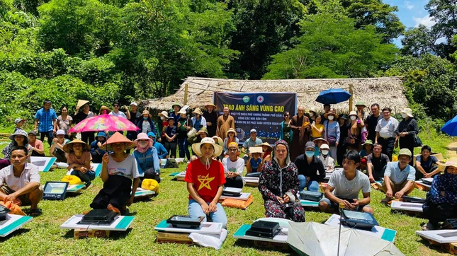 Buổi trao tặng đèn năng lượng chiếu sáng liên tục từ 28 giờ đến 30 giờ tại bản Pượn xã Trung Sơn, huyện Quan Hóa, tỉnh Thanh Hóa