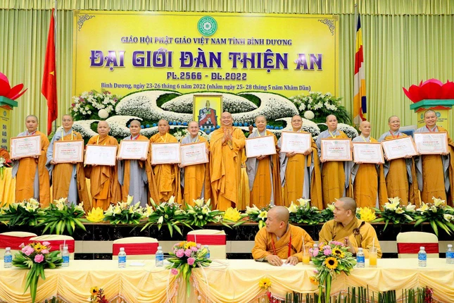 Trao Bằng Chức sự đến chư Ni để ghi nhận và tán dương công đức Trao Bằng Chức sự đến chư Ni để ghi nhận và tán dương công đức