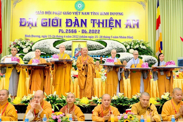 Hòa thượng Thích Huệ Thông trao phần thưởng đến các giới tử đạt kết quả cao Hòa thượng Thích Huệ Thông trao phần thưởng đến các giới tử đạt kết quả cao