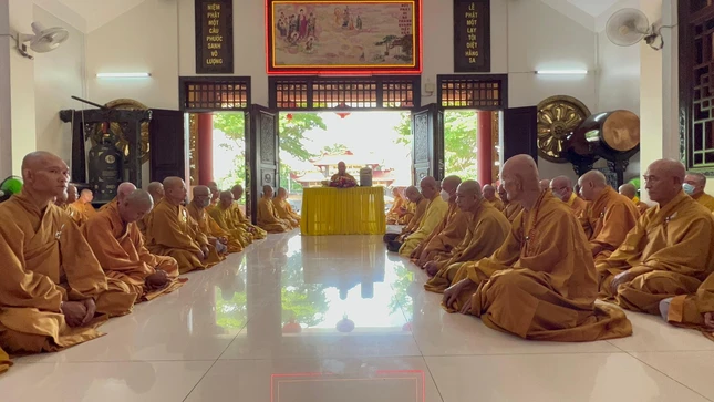 Chư Tăng trang nghiêm thính giới