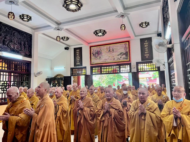 Chư tôn đức thành kính đảnh lễ Tam bảo