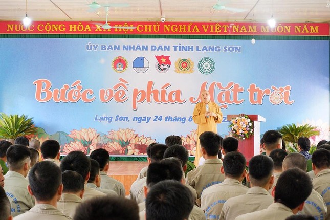 Thượng tọa Thích Quảng Truyền chia sẻ với các học viên