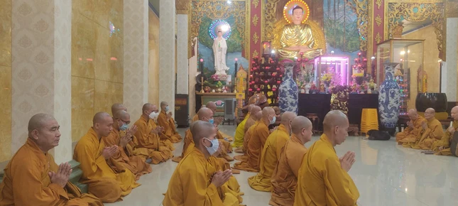 Đại chúng trang nghiêm thính giới