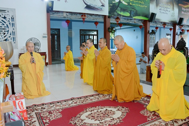 Chư tôn đức tác bạch cúng dường