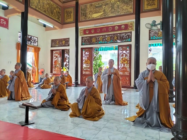 Chư Ni bố-tát tại trường hạ chùa Vô Ưu