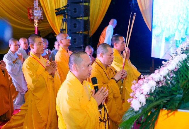 Chư Tăng niêm hương, đảnh lễ Tam bảo