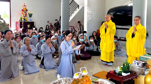 Phật tử chùa Pháp Vân tác bạch cúng dường tại chùa Bạch Vân