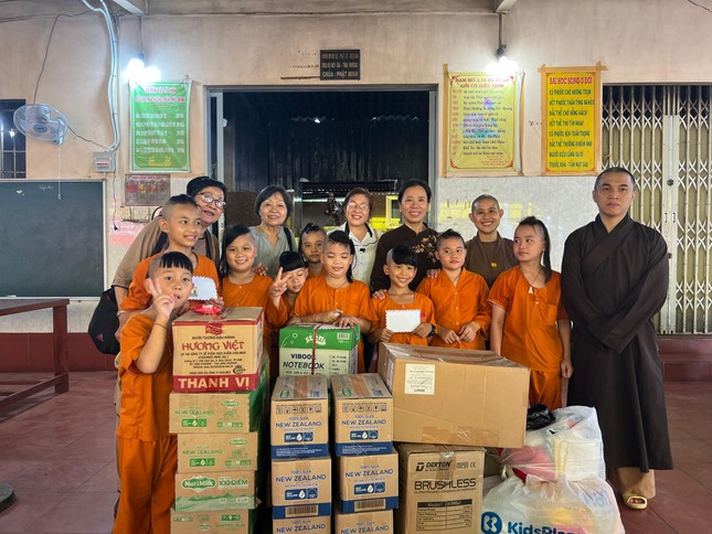 Tặng quà tại mái ấm Phật Minh