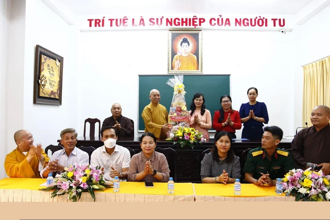 Đoàn lãnh đạo huyện Bình Chánh tặng quà tại hạ trường tu viện Tường Vân Đoàn lãnh đạo huyện Bình Chánh tặng quà tại hạ trường tu viện Tường Vân