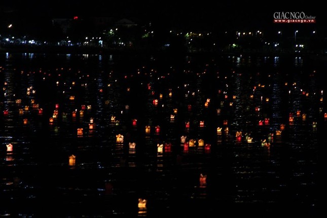 20 nghìn hoa đăng được thả trên sông Hương