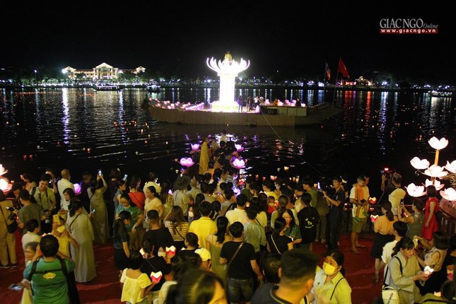Lần lượt thả hoa đăng cầu nguyện