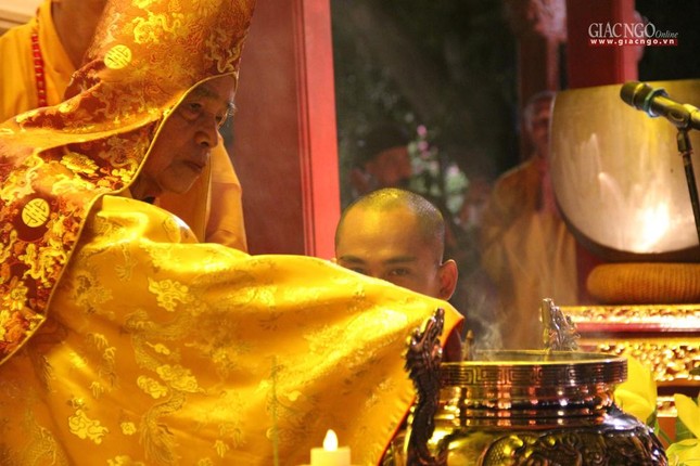 Hòa thượng Chứng minh dâng trầm hương cúng dường