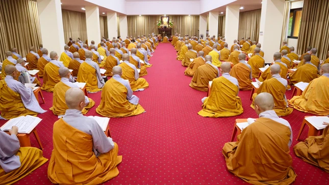 Chư Ni làm lễ bố-tát tại thiền đường 2