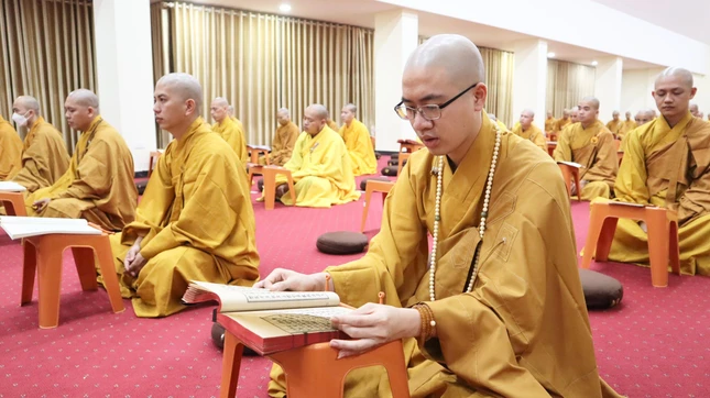 Chư Tăng ôn tụng giới luật