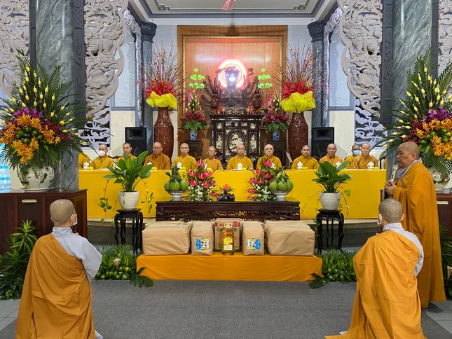 Ni sư Thích nữ Lệ Thuận, thiền chủ hạ trường tổ đình Kim Sơn báo cáo tình hình sinh hoạt tu học của chư hành giả Ni