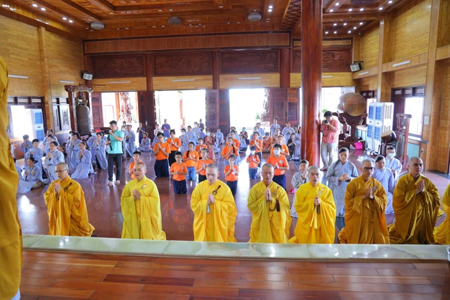 Đại chúng nhiếp tâm cầu nguyện Giác linh cố Hòa thượng Thích Tâm Khai cao đăng Phật quốc