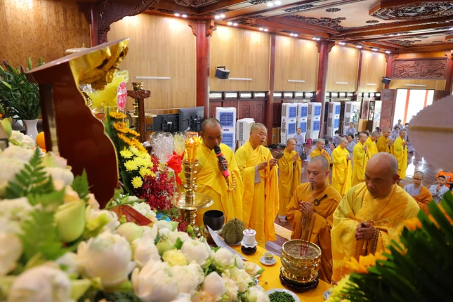 Chư tôn đức thực hiện khóa lễ tụng kinh