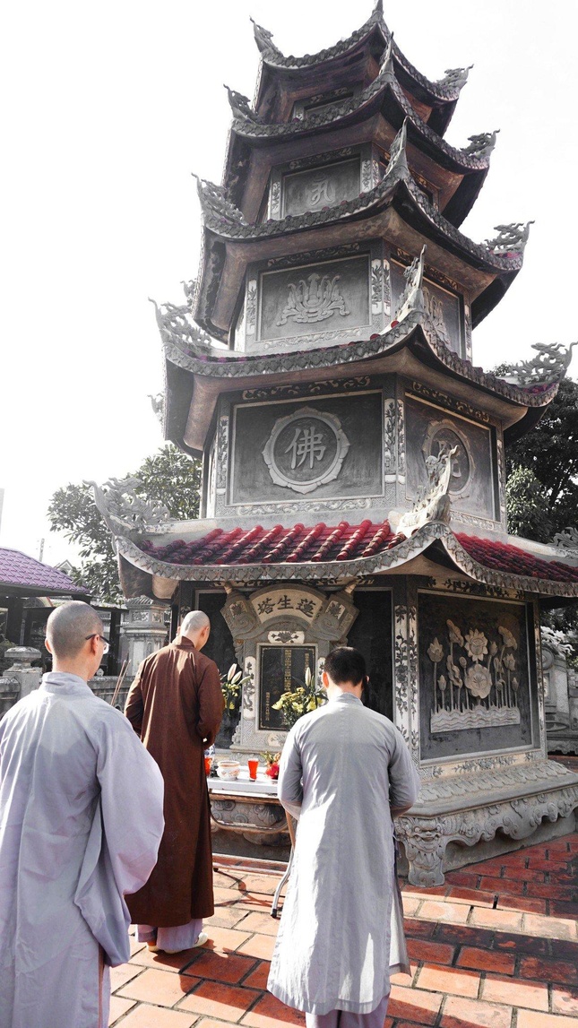 Dâng hương tại bảo tháp cố Hòa thượng Thích Tâm Khai ở chùa Tân Hòa (tỉnh Bình Dương)