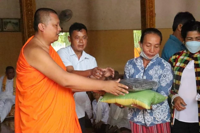 Đại đức Thạch Sa Thanh trao quà đến bà con