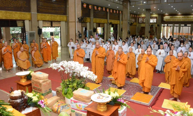 Hòa thượng Minh Lộc tác bạch cúng dường