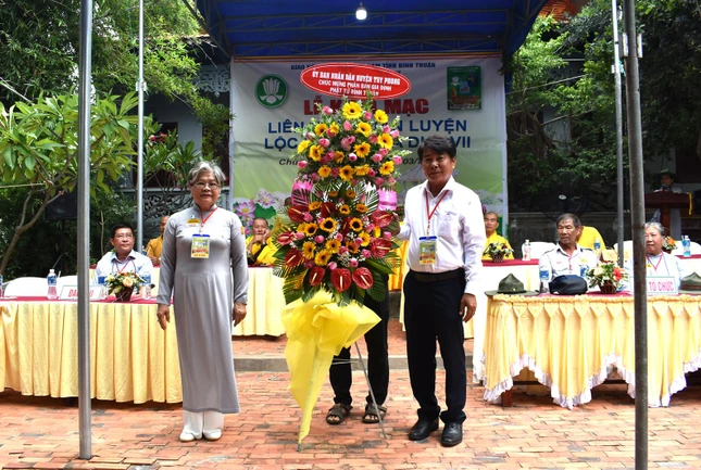 UBND huyện Tuy Phong tặng hoa chúc mừng