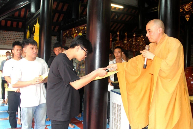 Đại đức Thích Tuệ Minh trao bút cho các em chuẩn bị bước vào kỳ thi