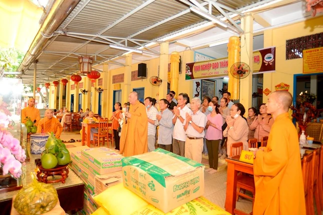 Đại đức Thích Bửu Thành thay mặt đoàn tác bạch cúng dường Đại đức Thích Bửu Thành thay mặt đoàn tác bạch cúng dường