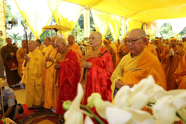 Chư tôn đức dâng hương cầu nguyện