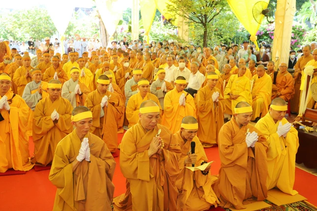 Đại diện môn đồ pháp quyến dâng lời cảm niệm