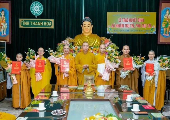 Thượng tọa Thích Tâm Đức trao quyết định bổ nhiệm, tặng hoa chúc mừng chư Tăng Ni tân trụ trì, phó trụ trì