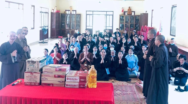 Cúng dường tại trường hạ chùa Linh Cảnh