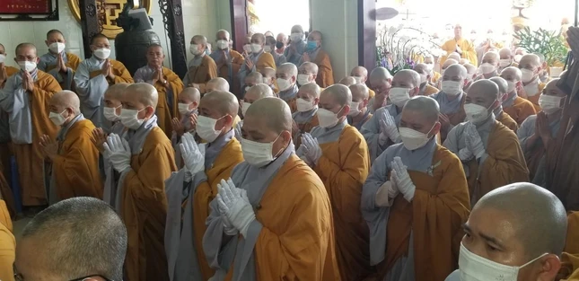 Thành kính tụng kinh cầu nguyện