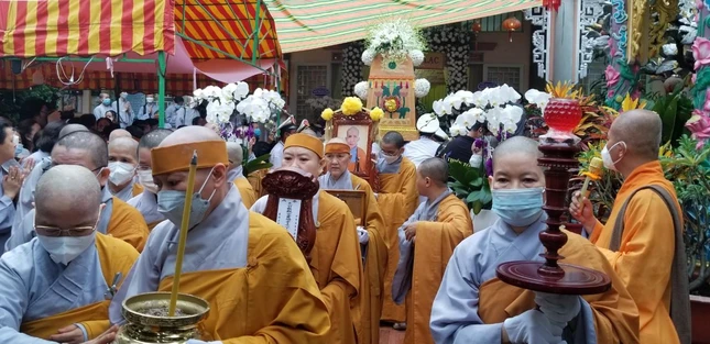 Môn đồ pháp quyến phụng tống kim quan Ni trưởng rời Giác linh đường