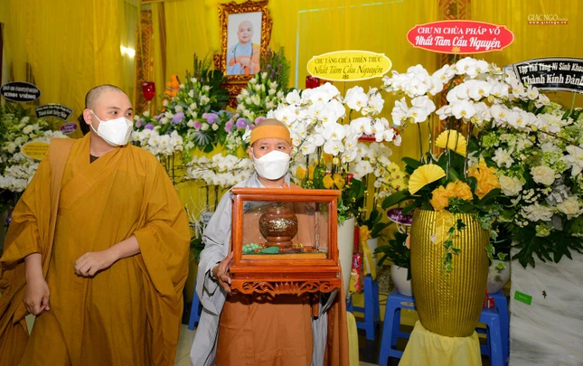 Cung thỉnh y bát của cố Ni trưởng