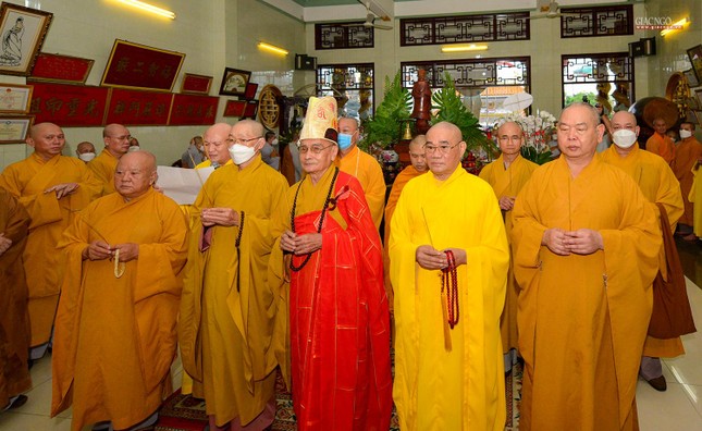 Chư tôn đức dâng hương cầu nguyện