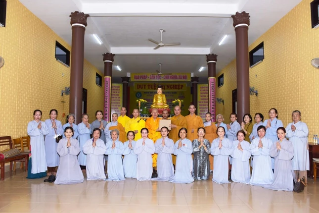 Hòa thượng Thích Huệ Đạt, Chứng minh Ban Trị sự GHPGVN tỉnh Quảng Ngãi, thiền chủ hạ trường Pháp Hóa tặng quà cho đoàn