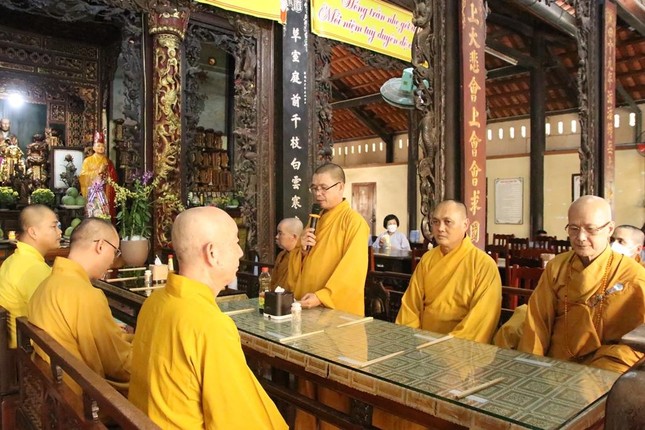 Đại diện Ban Chức sự Trường Trung cấp Phật học chùa Vĩnh Tràng (Tiền Giang) cảm niệm công đức đoàn đến cúng dường trường hạ Đại diện Ban Chức sự Trường Trung cấp Phật học chùa Vĩnh Tràng (Tiền Giang) cảm niệm công đức đoàn đến cúng dường trường hạ