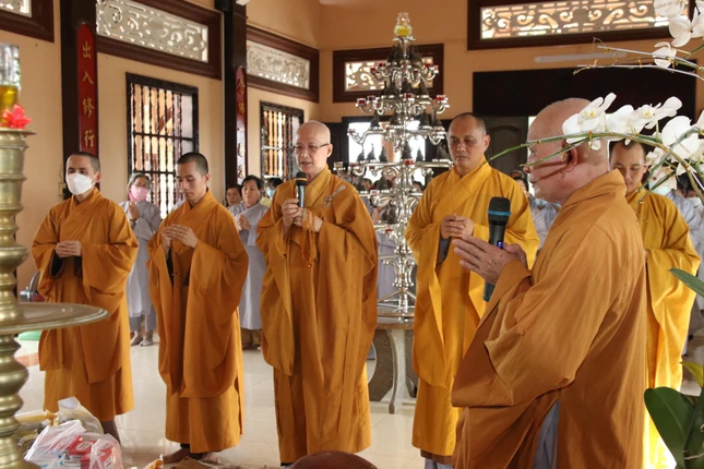 Chư tôn đức niêm hương bạch Phật