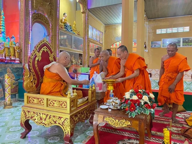 Cúng dường tịnh tài, tịnh vật đến Hòa thượng Thạch Sen Cúng dường tịnh tài, tịnh vật đến Hòa thượng Thạch Sen