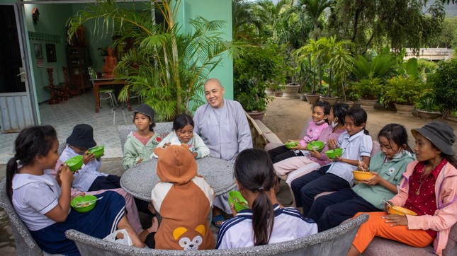 Các em được ăn cơm trước khi vào lớp