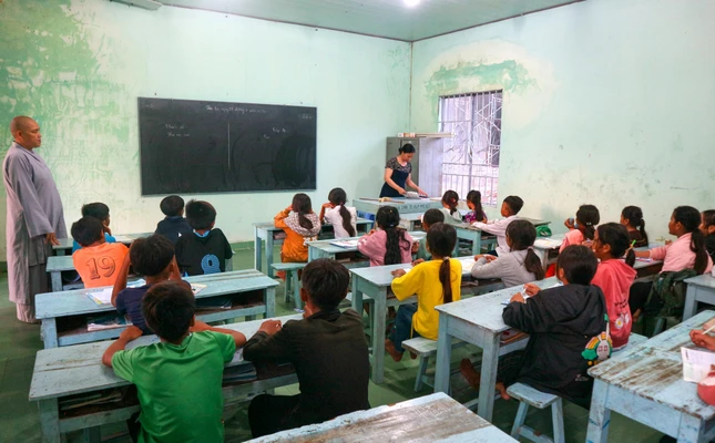 Lớp học tình thương chùa Long Cát